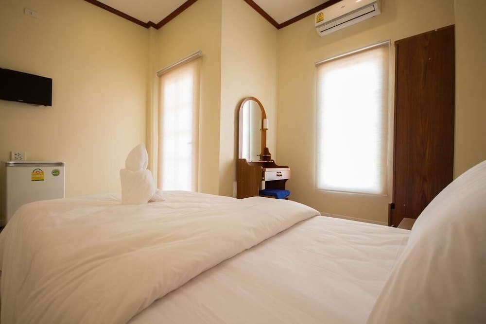 Standard Double or Twin Room - Photo 8