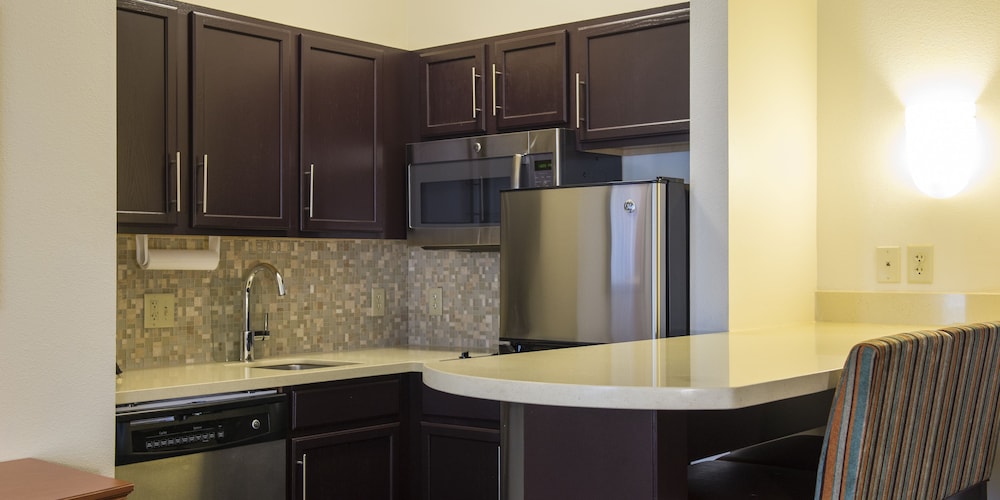 Suite, 1 Bedroom, Kitchen (2 Dbl, Living, Dining) - Photo 8