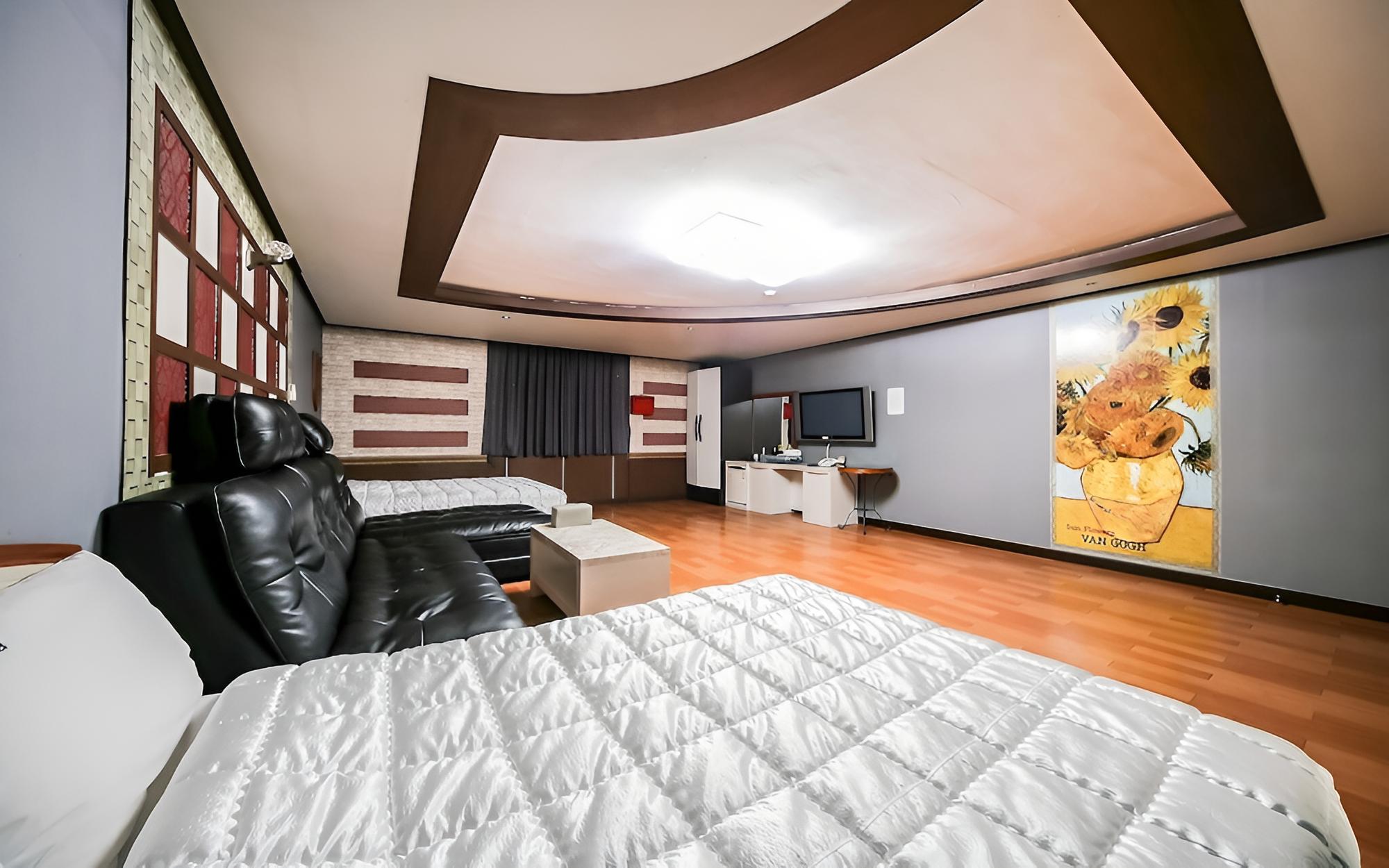 Room (Family Room) photo 2