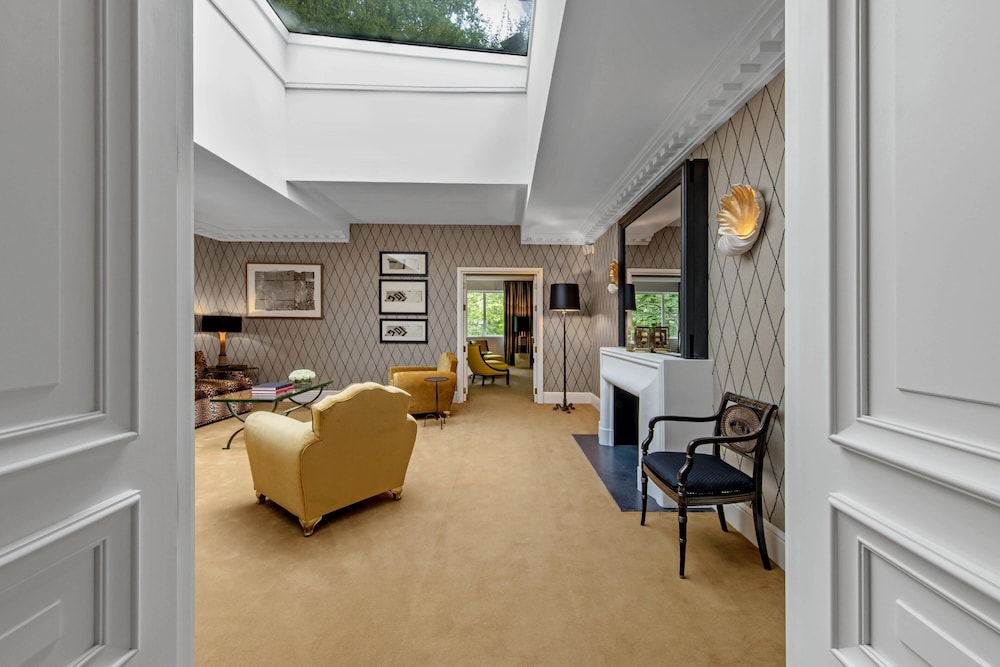 Suite, 1 King Bed with Sofa bed, Garden View photo 2