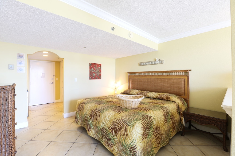 Studio, One King and One Sofa Bed, Pool View (Tropical Poolside Studio) photo 2