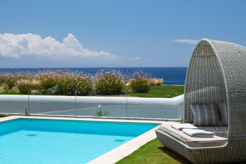 Luxury Suite, 1 Double Bed, Sea View (Balcony) thumbnail 6