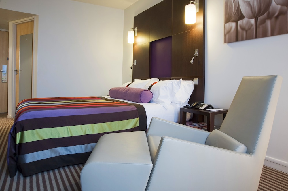 Standard Room, 1 Queen Bed - Photo 9