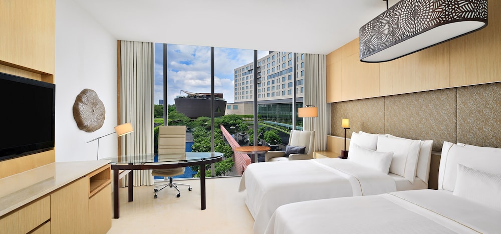 Room, 2 Queen Beds, Pool View