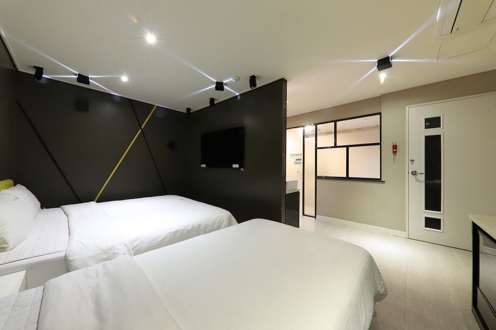 Deluxe Twin Room, City View photo 3