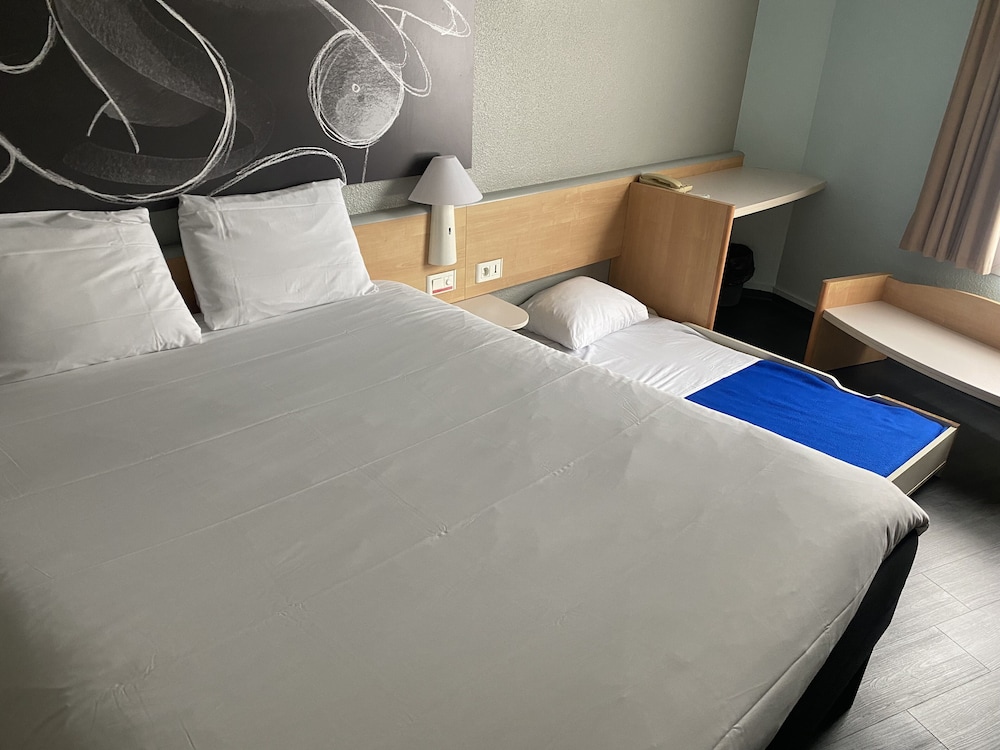 Standard Room, Multiple Beds - Photo 3