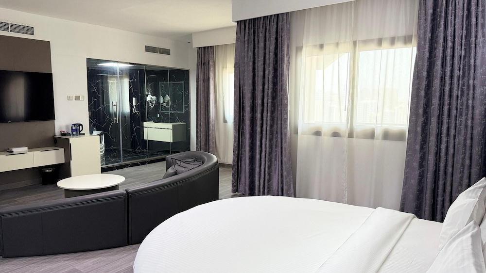 Presidential Suite, Jetted Tub photo 2