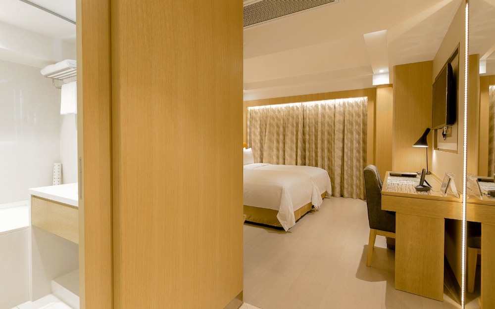 Superior Double Room (Partly Non-Smoking Room (with closed window)) photo 3