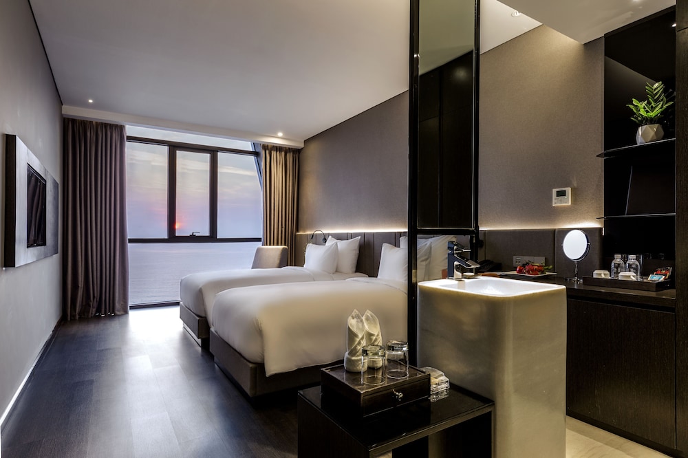 Premier Twin Room - High Floor photo 1
