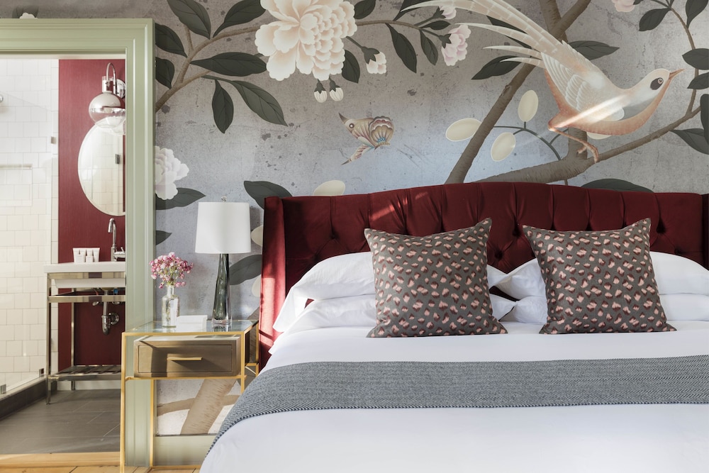 Deluxe Double Room, 1 King Bed with Sofa bed photo 3