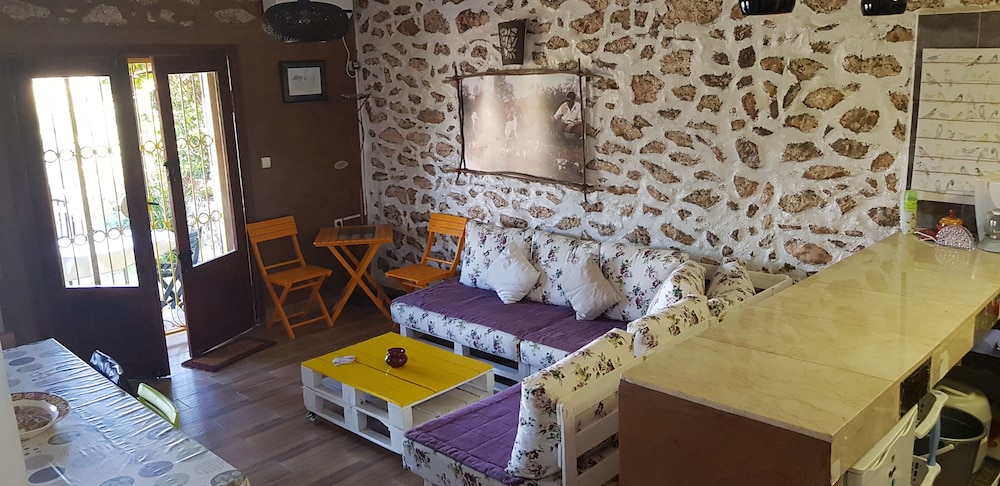 House, 2 Bedrooms, Smoking, Private Pool