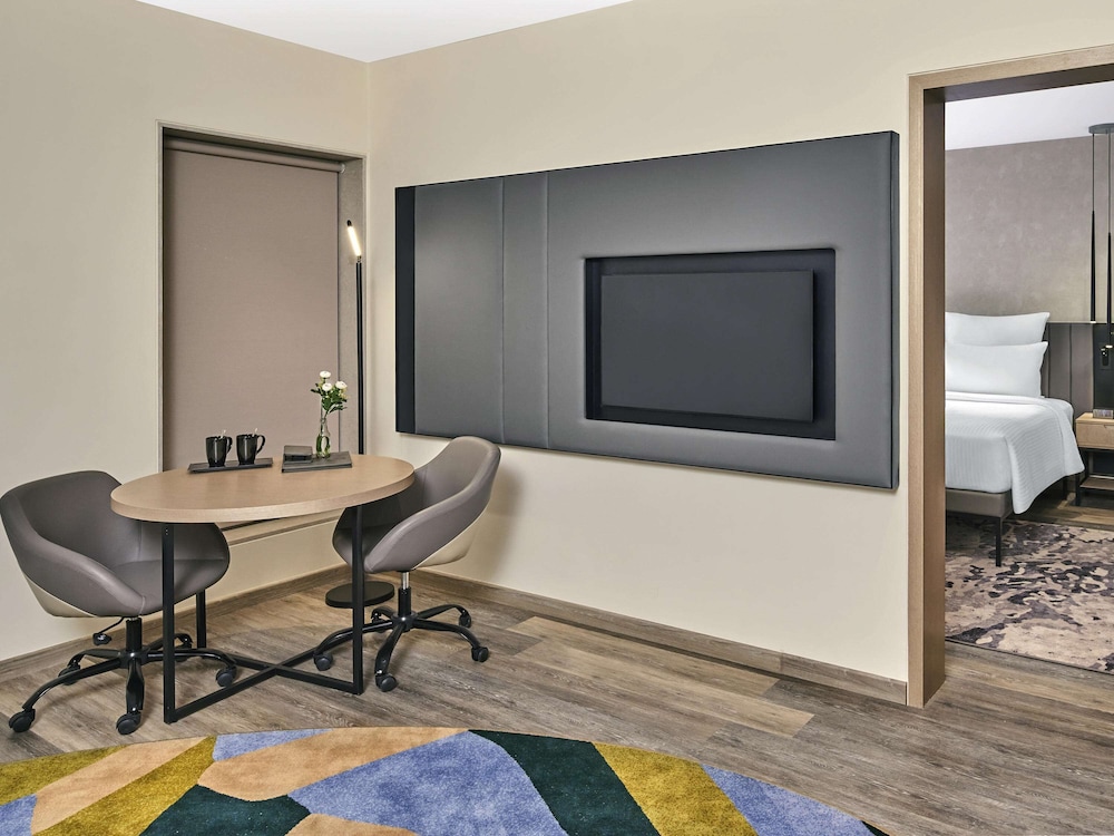 Executive Suite King Bed with Living Room, Airport View with Cocktail Hours & Short Eats,20% On F&B
