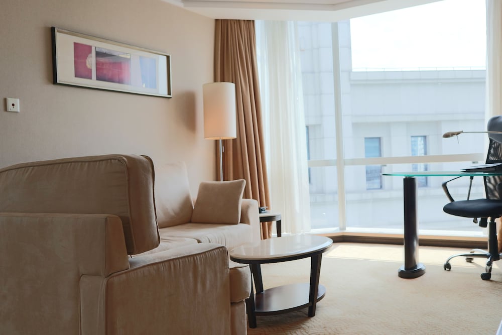 Suite, 1 King Bed, Non Smoking photo 3