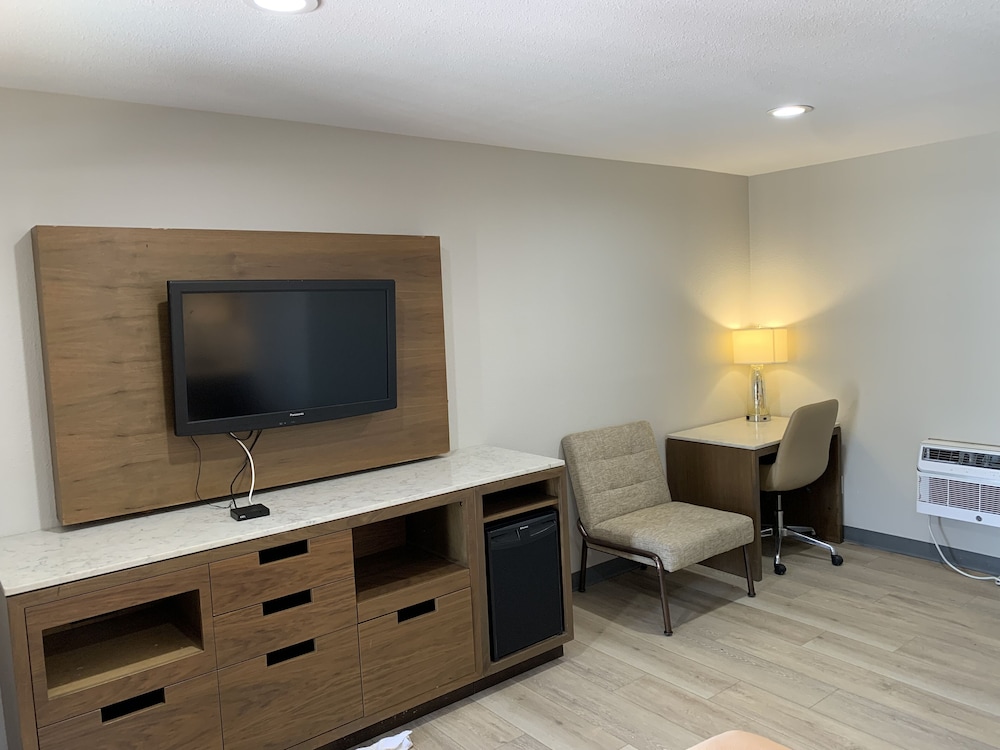 Standard Room, 1 Queen Bed - Photo 12