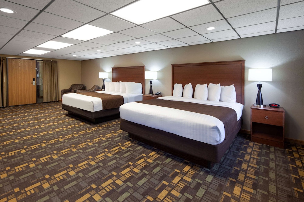 Suite, Multiple Beds, Non Smoking, Poolside photo 2