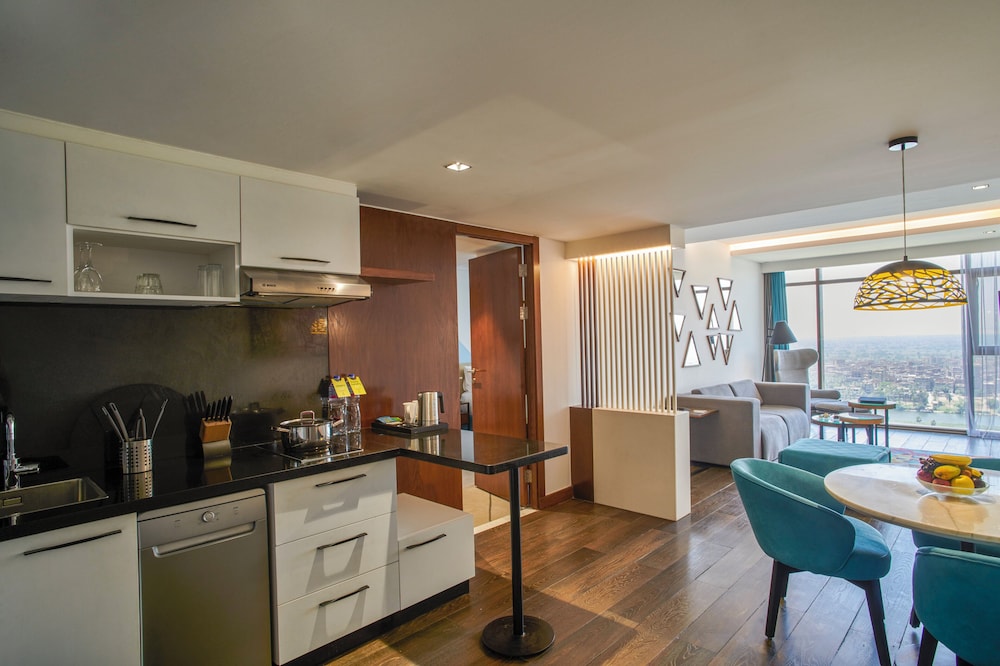 Suite, 1 Bedroom, Smoking (Nile View) thumbnail 5