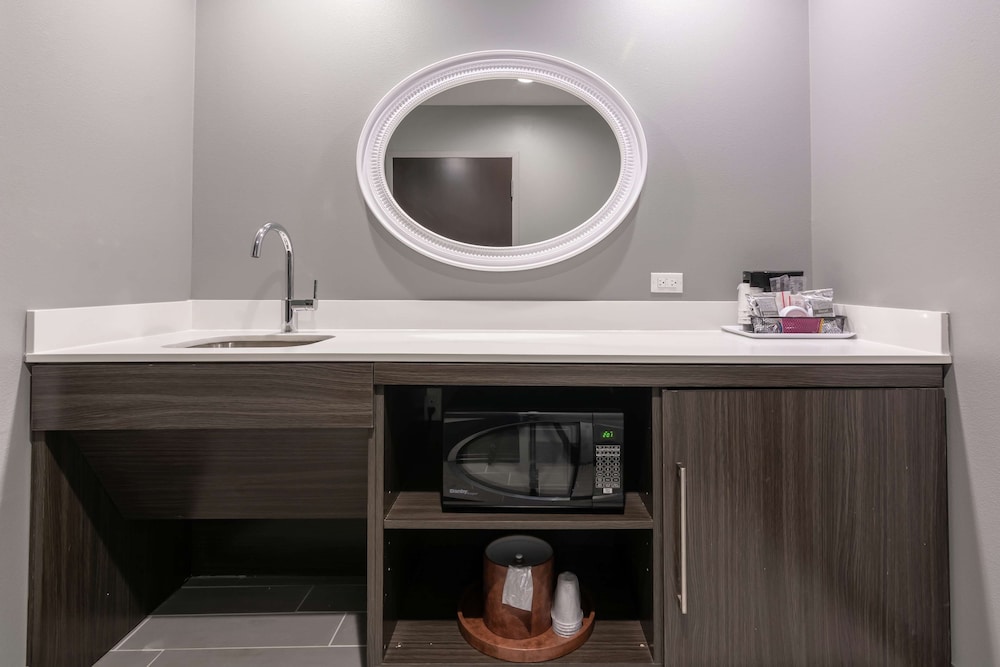 Room, 1 King Bed, Accessible (Hearing & Roll-In Shower) photo 2