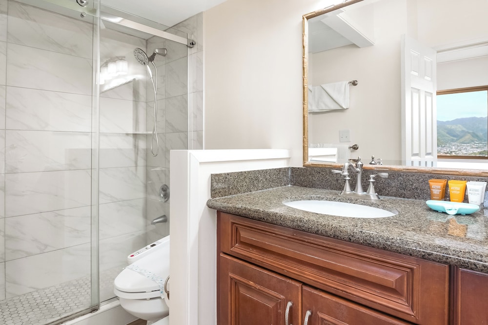 High Floor Mountain View Condo with 2 Beds and Parking: Apartment, 1 Bedroom, Balcony, Mountain View (0172) photo