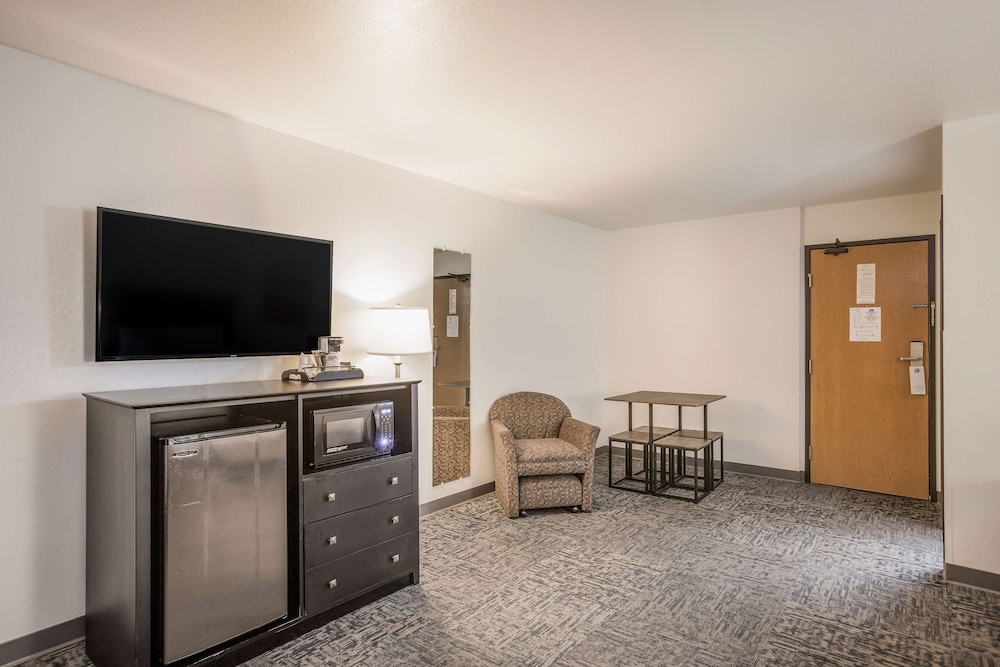 Suite, 2 Queen Beds, Non Smoking - Photo 3