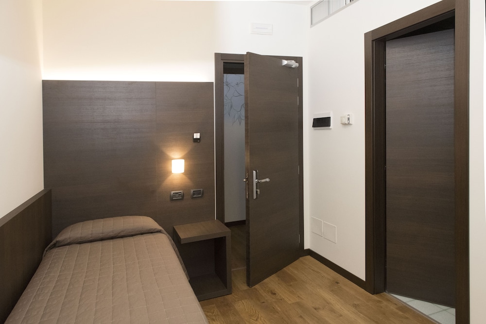 Single Room photo 3