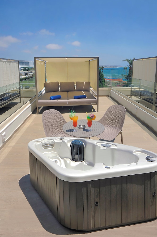 Deluxe Sea View Room Outdoor Hot Tub photo 3