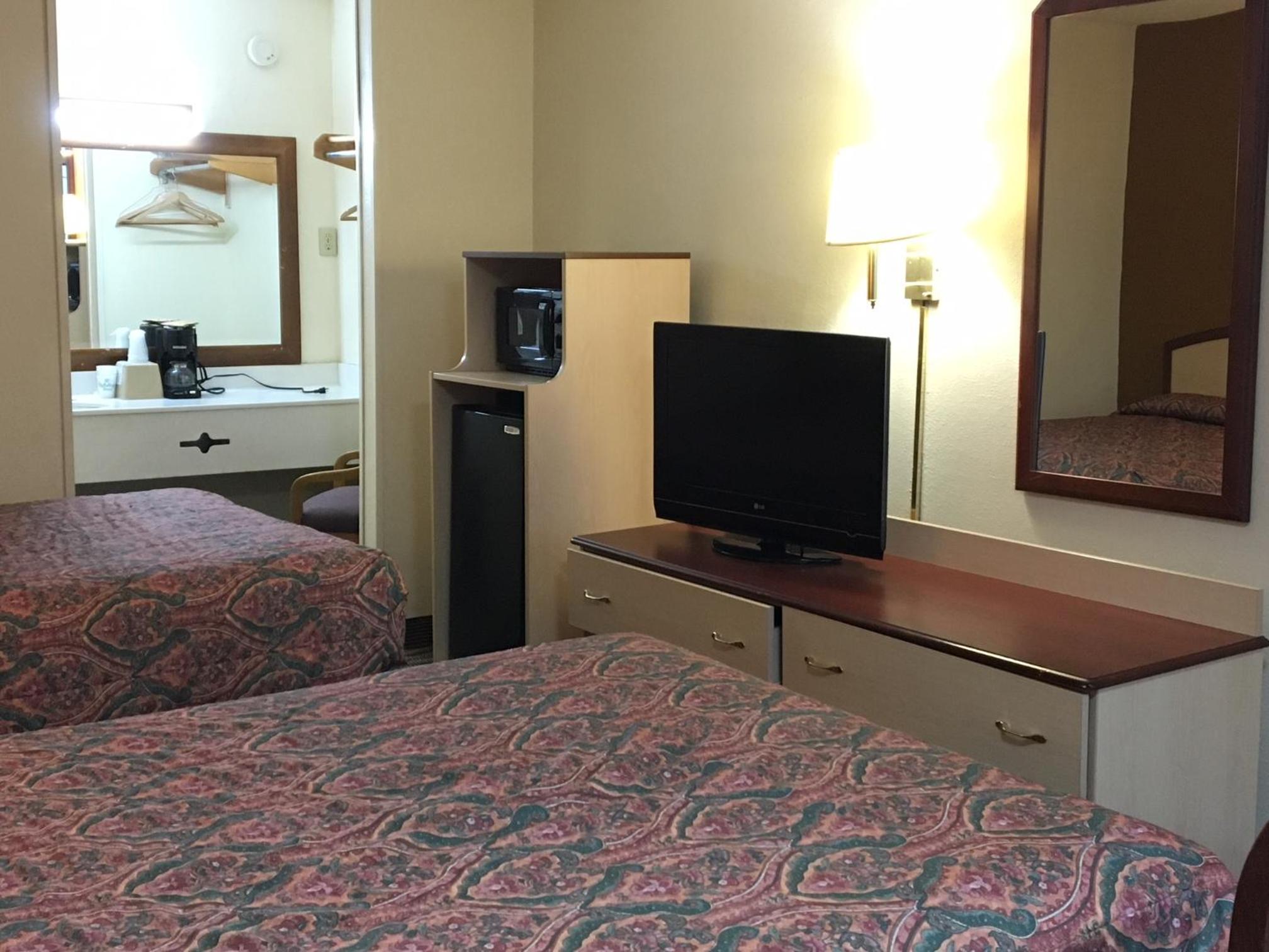 Double Room with Two Double Beds - Smoking - Photo 2