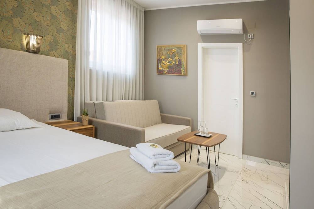 Standard Double or Twin Room - Photo 12