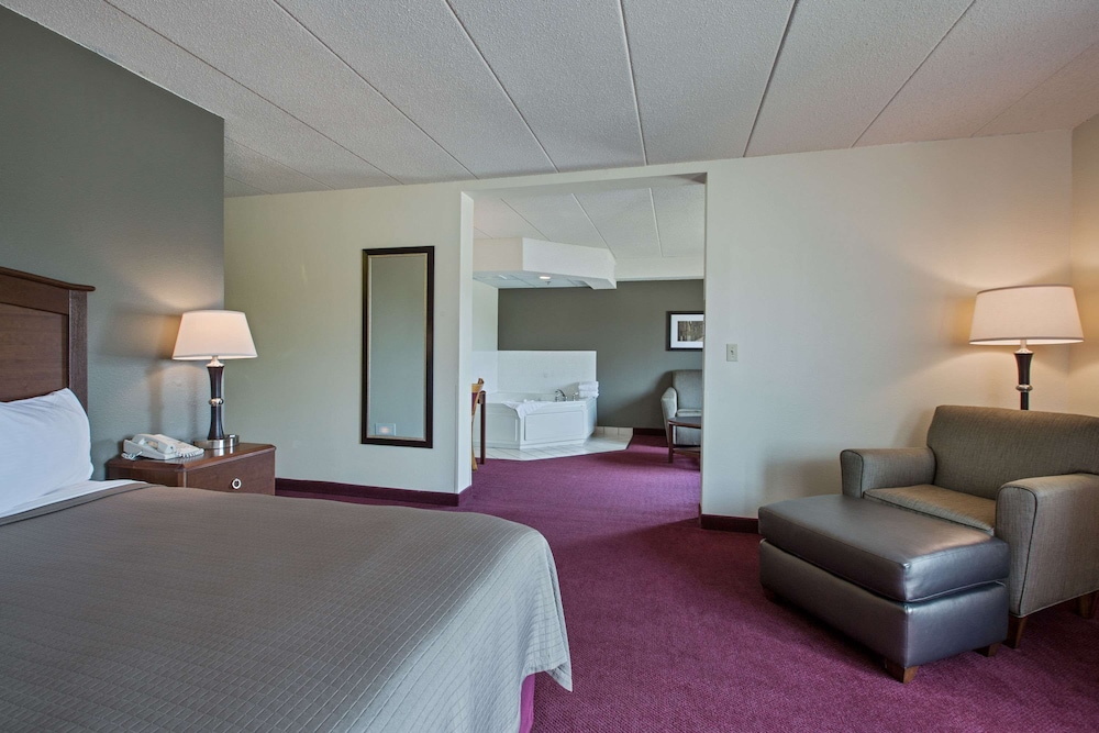 Superior Suite, 1 King Bed, Non Smoking (One-Bedroom) photo 1