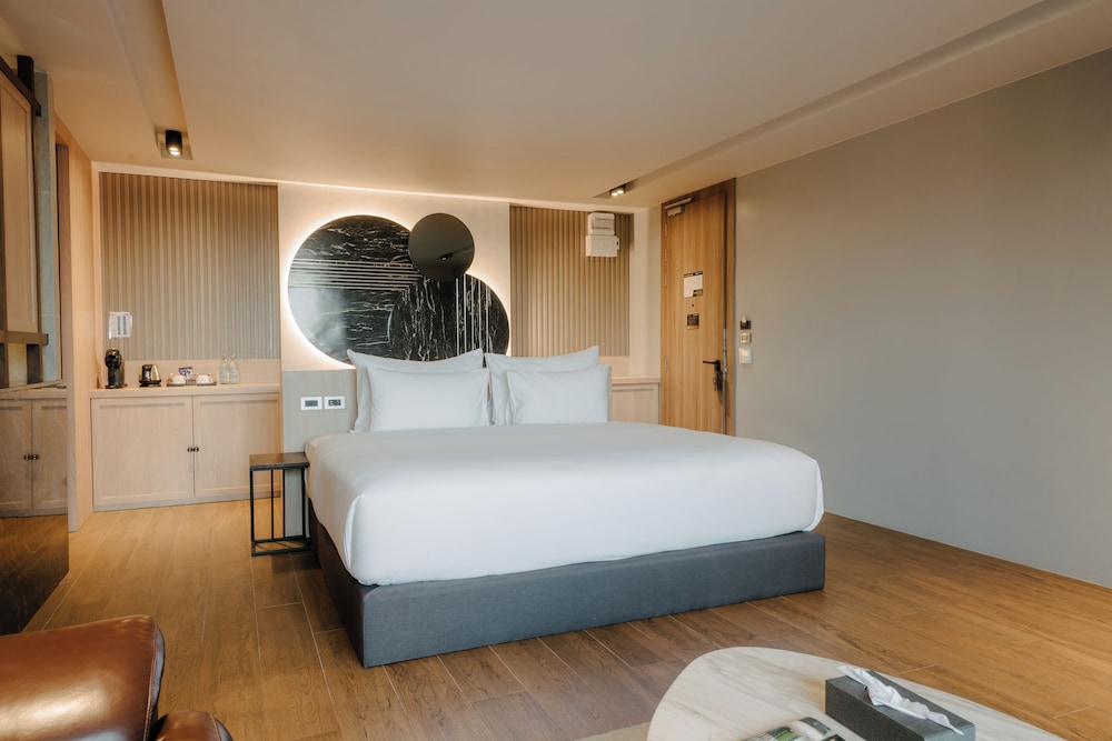 Deluxe Room, 1 King Bed, Non Smoking, Pool View - Photo 7