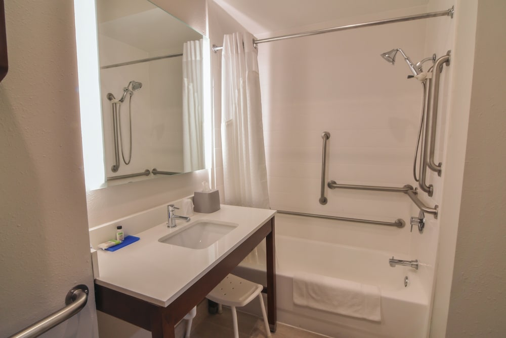 Standard Room, 1 King Bed, Accessible (Communications, Accessible Tub) - Photo 5