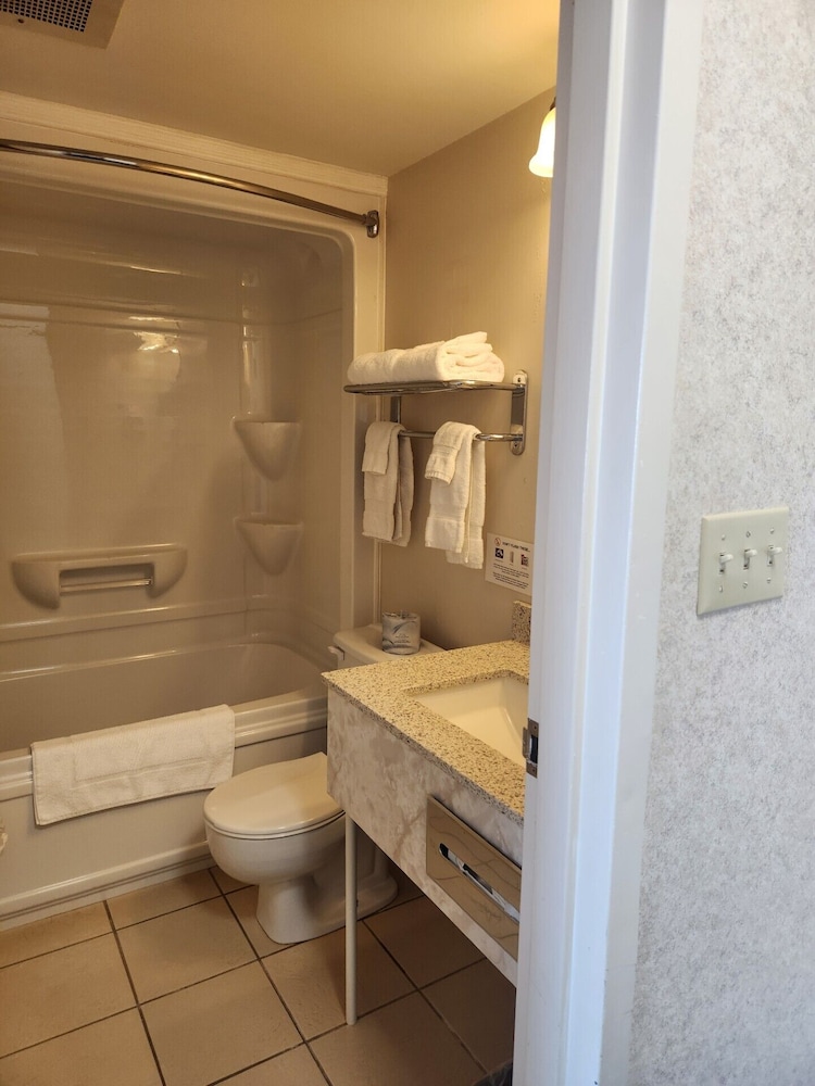 Premium Room, 2 Queen Beds, Non Smoking - Photo 2
