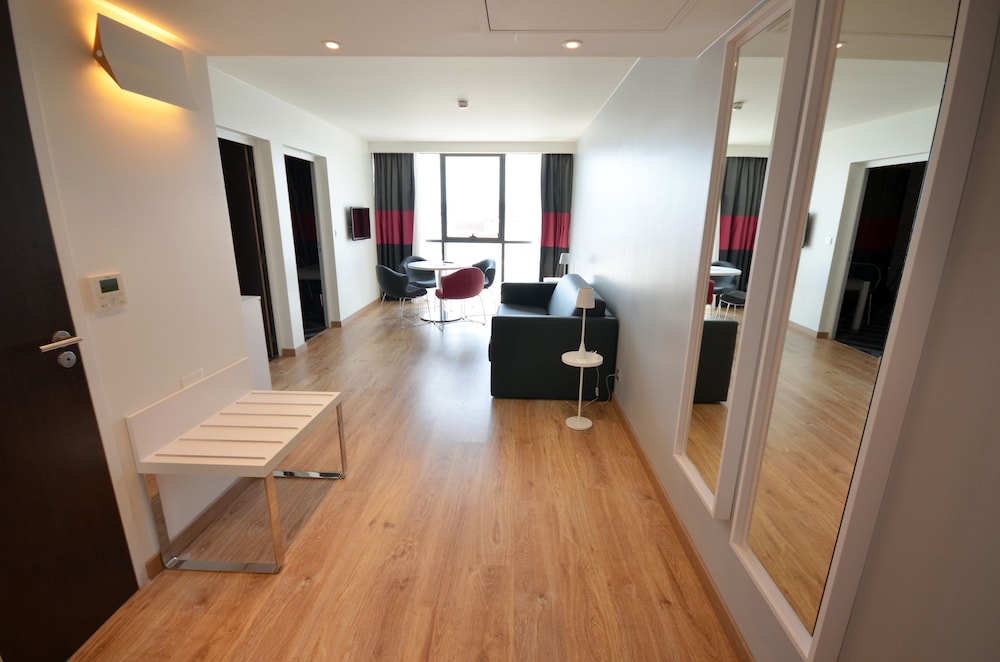 Suite, 1 King Bed with Sofa bed - Photo 3