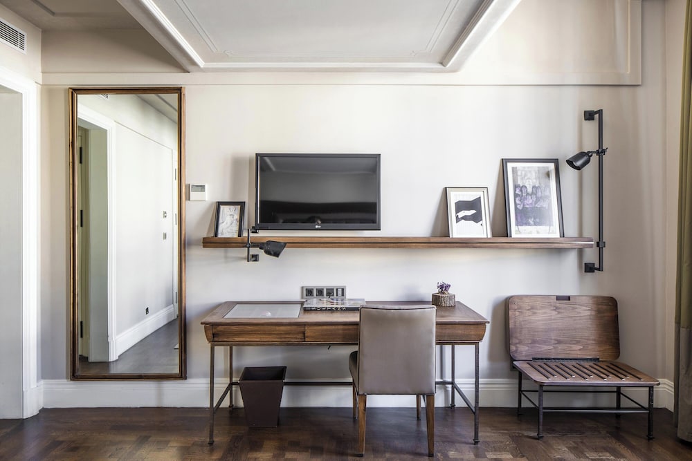 Deluxe Room, 1 King Bed, City View