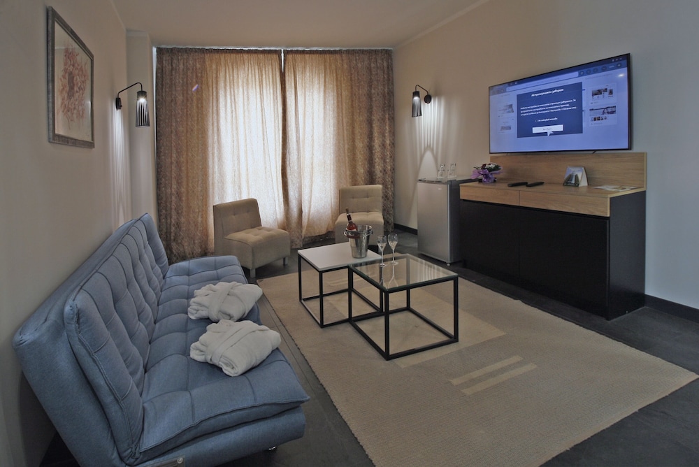 Suite, 2 Bedrooms - Photo 2