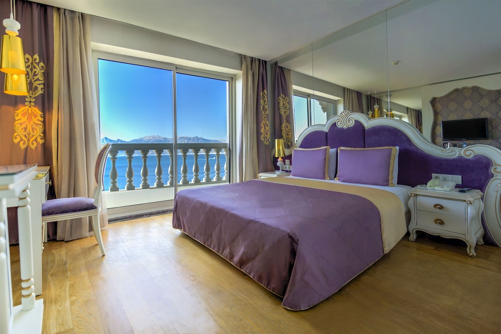 Deluxe Room, Sea View thumbnail 5