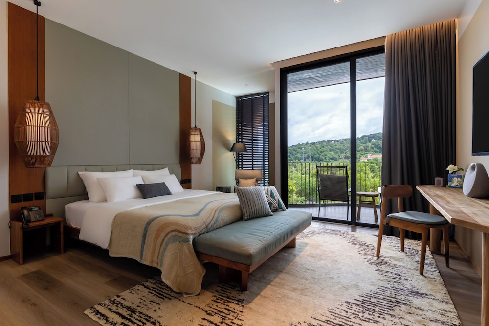 Luxe Pool King Bed - Photo 2