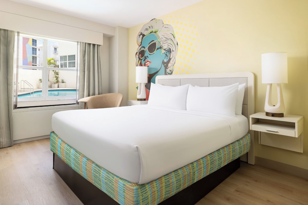 Room, 1 King Bed, Bathtub (Pool View)