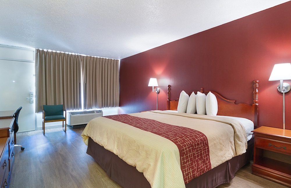 Deluxe Room, 1 King Bed, Non Smoking - Photo 4