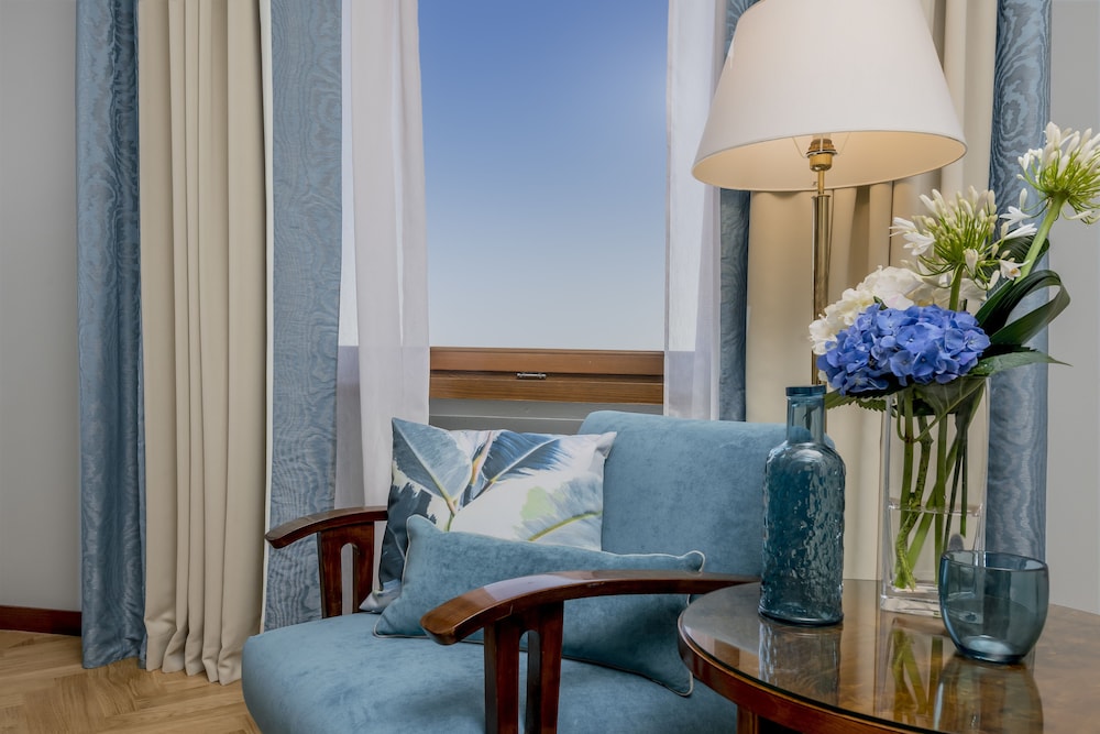 Deluxe Premium Room thumbnail 5