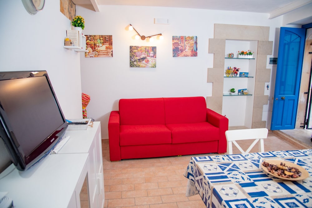 Family Apartment, Multiple Bedrooms, Sea Facing (Casa Demetra 200m from sea)