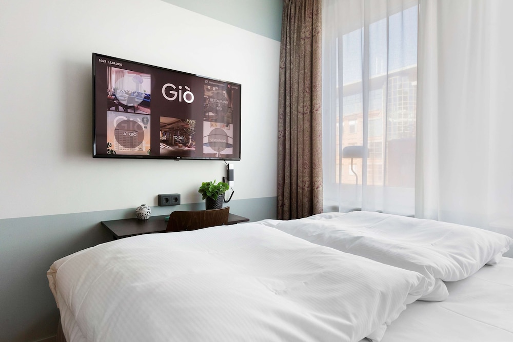 Standard Room, 1 Queen Bed, Non Smoking - Photo 3