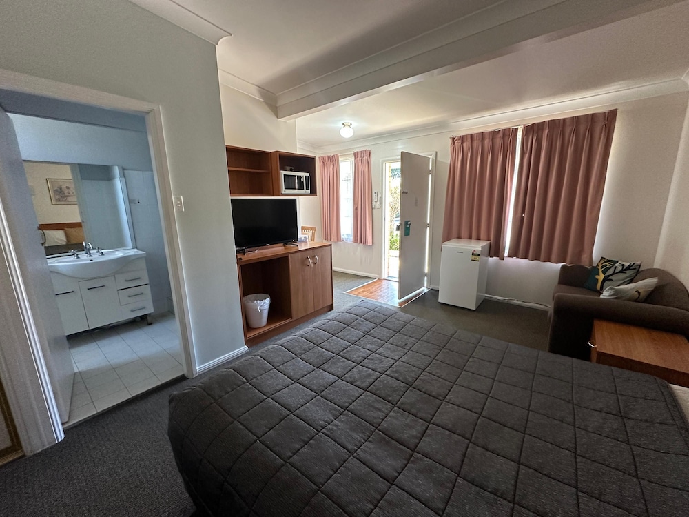 Standard Room, Non Smoking (Queen Twin) photo 2