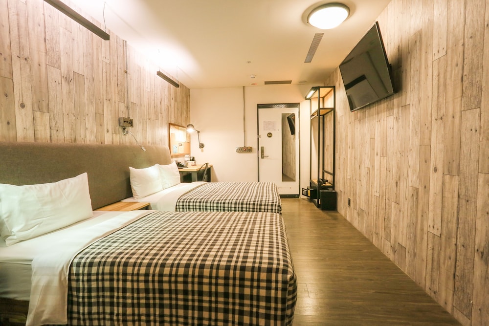 Elegant Triple Room, No Window photo 3