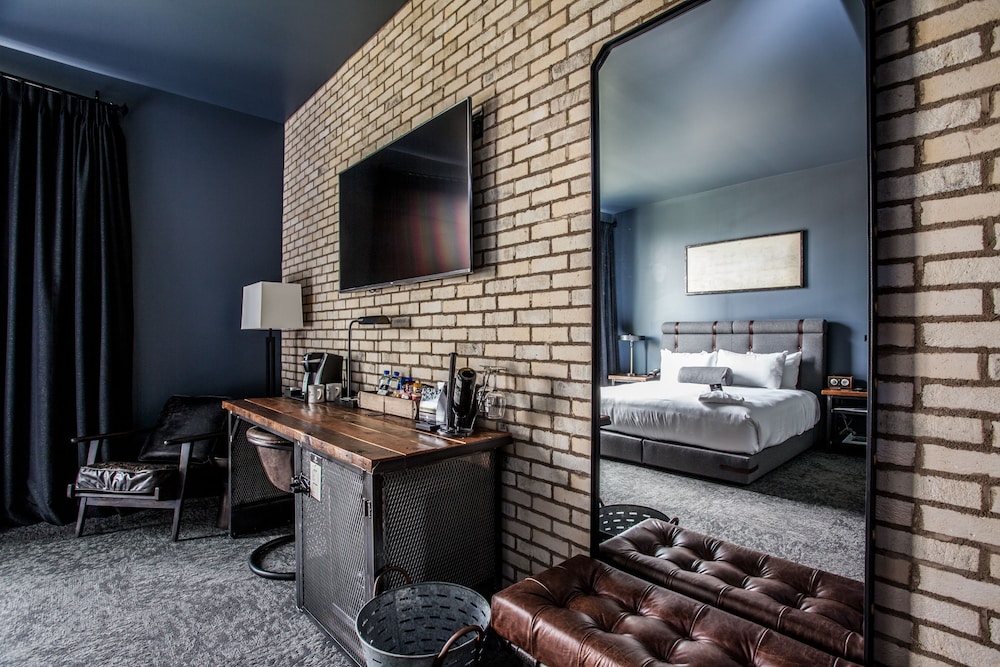 Traditional Room, 1 King Bed, Accessible photo 3