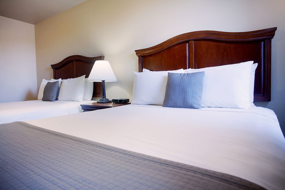 Room, 2 Queen Beds, Accessible, City View photo 2