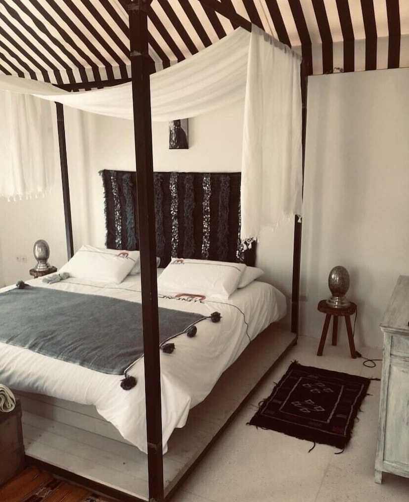 Deluxe Tent photo 2