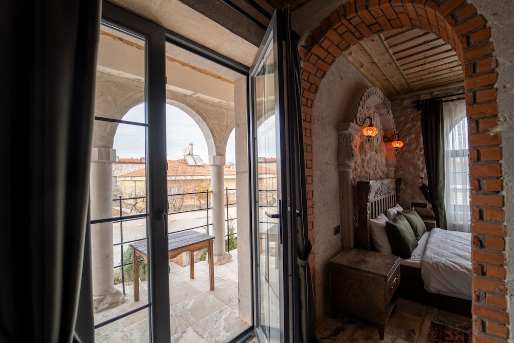 Luxury Suite - Photo 11