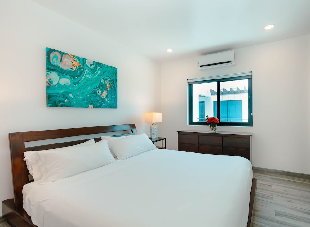 Deluxe Penthouse, 2 Bedrooms, Pool Access, Ocean View (Sea Front)