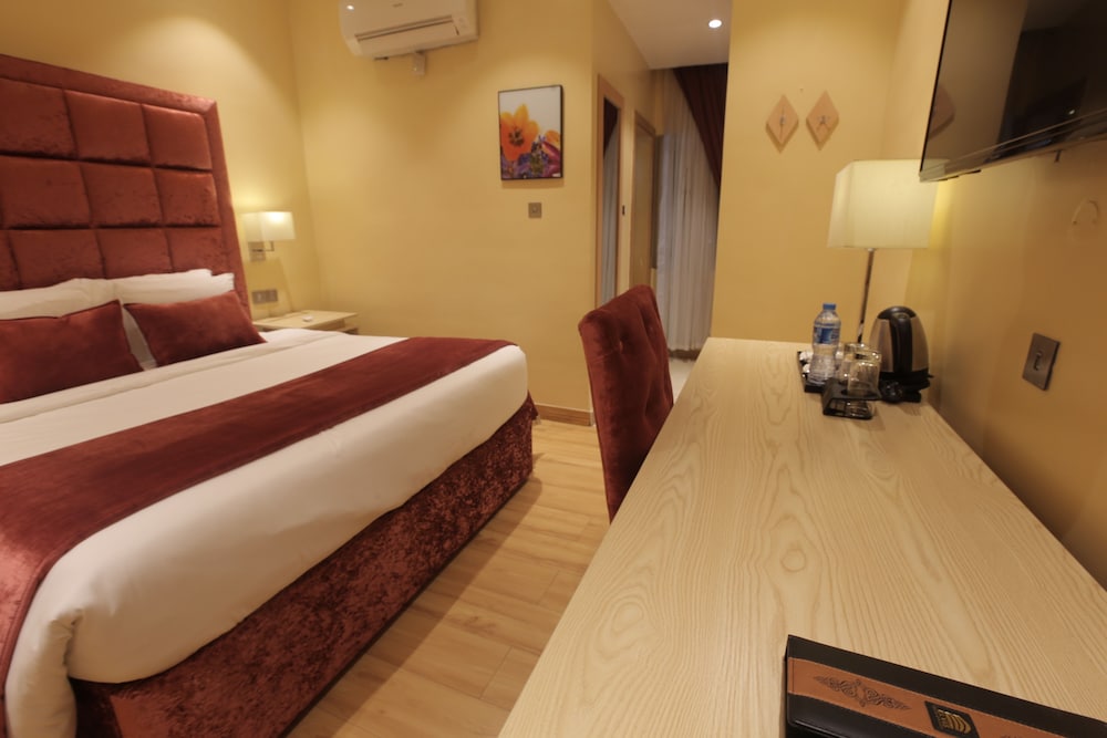 Deluxe Room, 1 King Bed photo 3