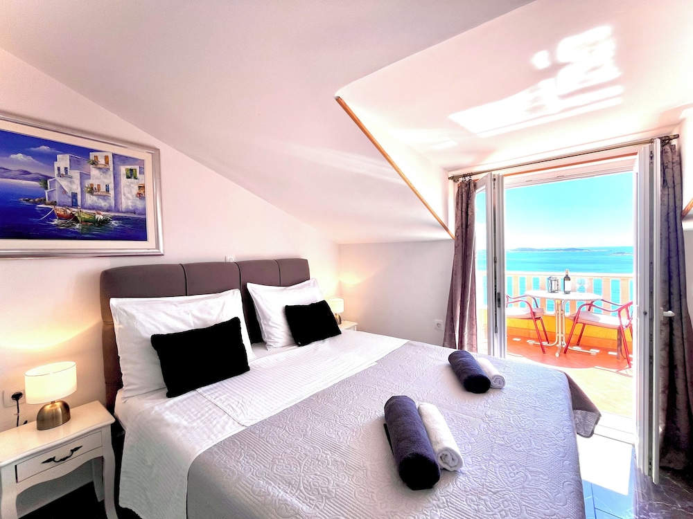 Honeymoon Studio, Sea View